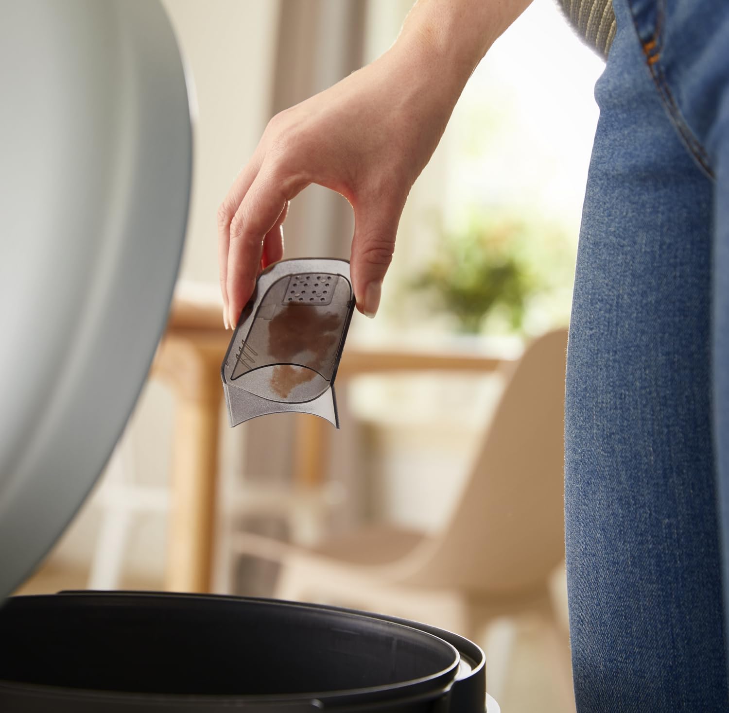 Philips Rasoir Anti Bouloche - Élimination Rapide des Peluches, rase bouloche de 8800 TR/Min, 3 Lames, pour Tous Tissus, bac Facile à Nettoyer, 2 Piles AA, Design Compact, Noir (GC026/80)