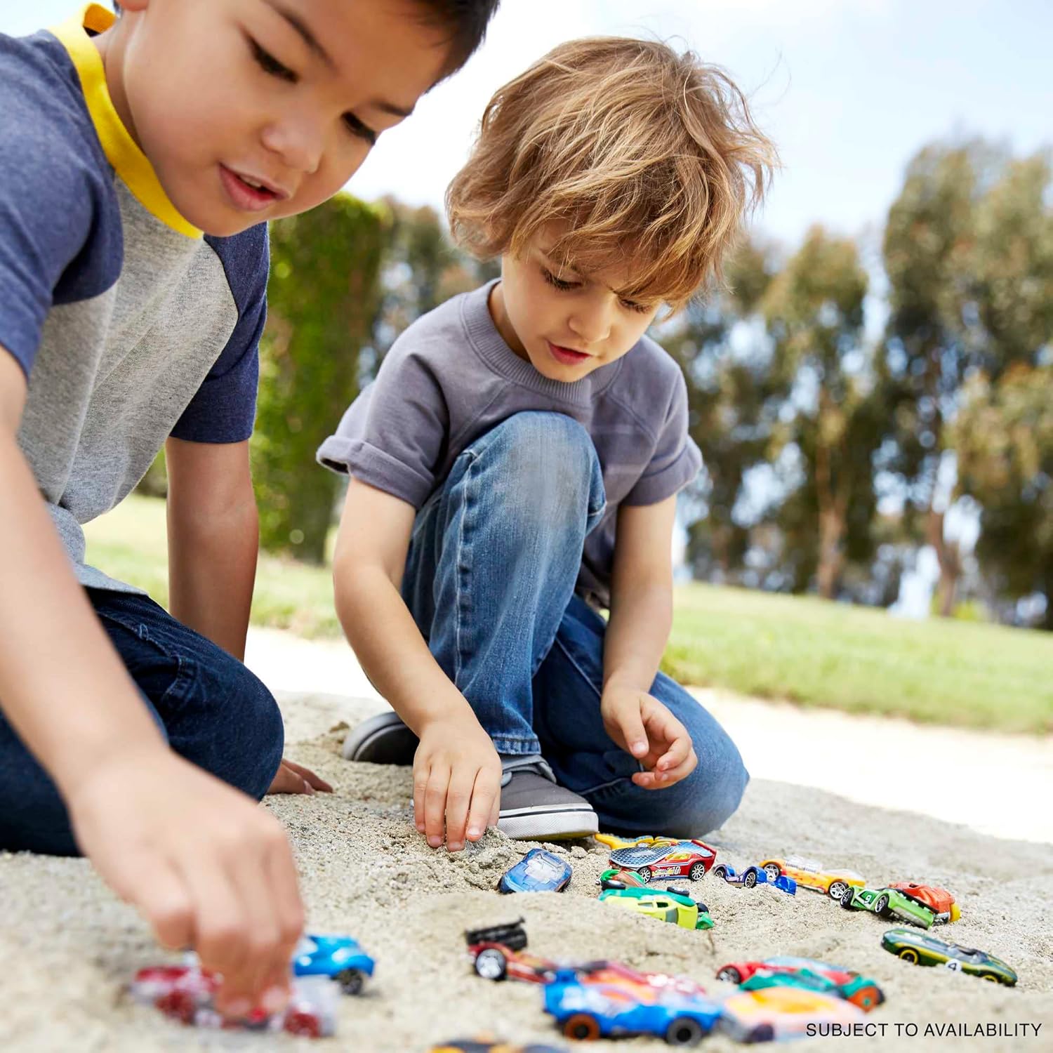 Hot Wheels Coffret De 10 Voitures (Modèle aléatoire), Véhicules Jouets À L'Échelle 1:64 avec Détails Et Décors Réalistes, Voitures De Collection, Jouet pour Enfant de 4 Ans et Plus, 54886