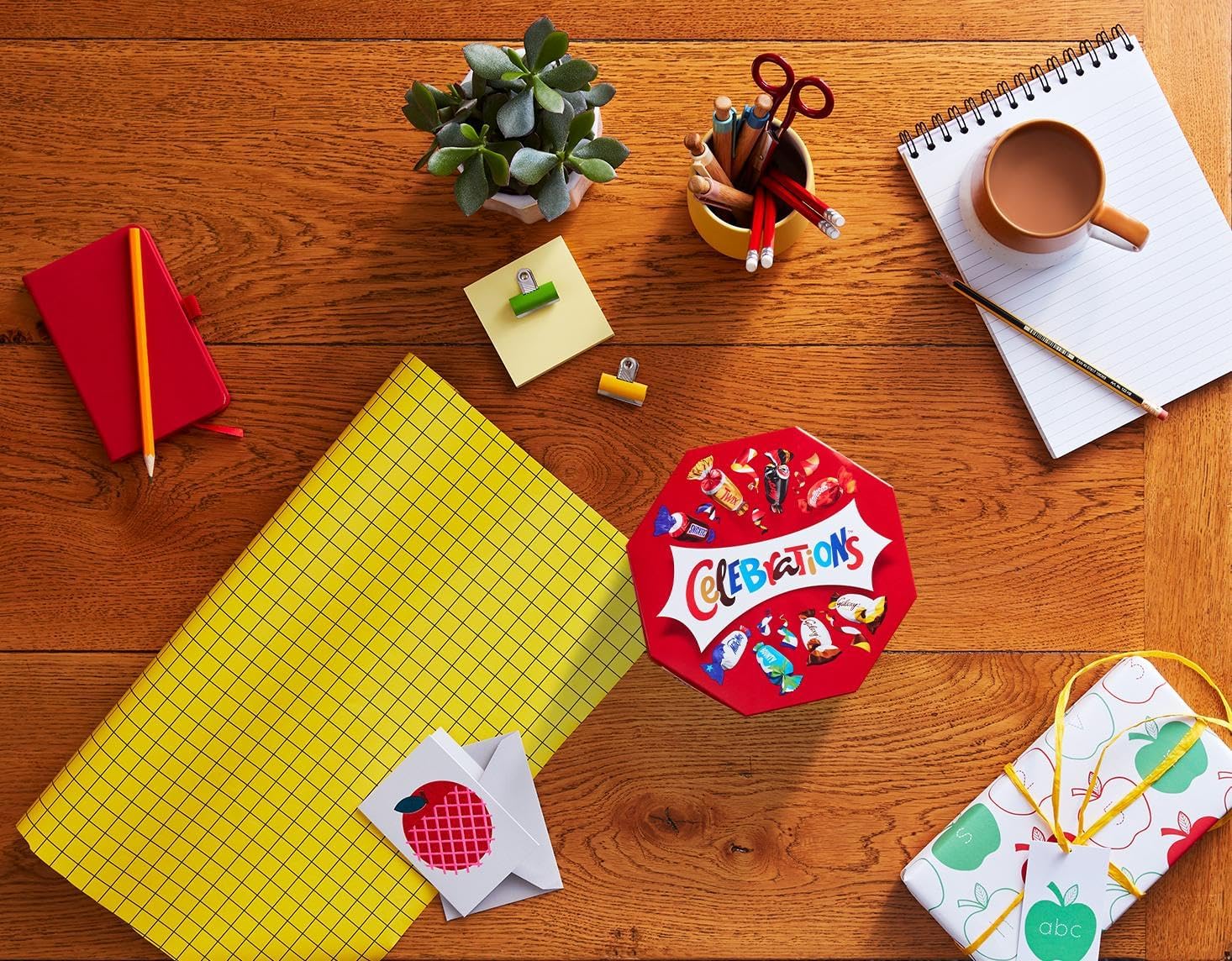 CELEBRATIONS - Coffret Chocolats Octogonale 186g - Assortiment de Mini Chocolats au Lait Individuels - Boîte Cadeau - Cadeau Idéal pour Noël - SNICKERS, TWIX, MARS, MALTESERS, BOUNTY et autres